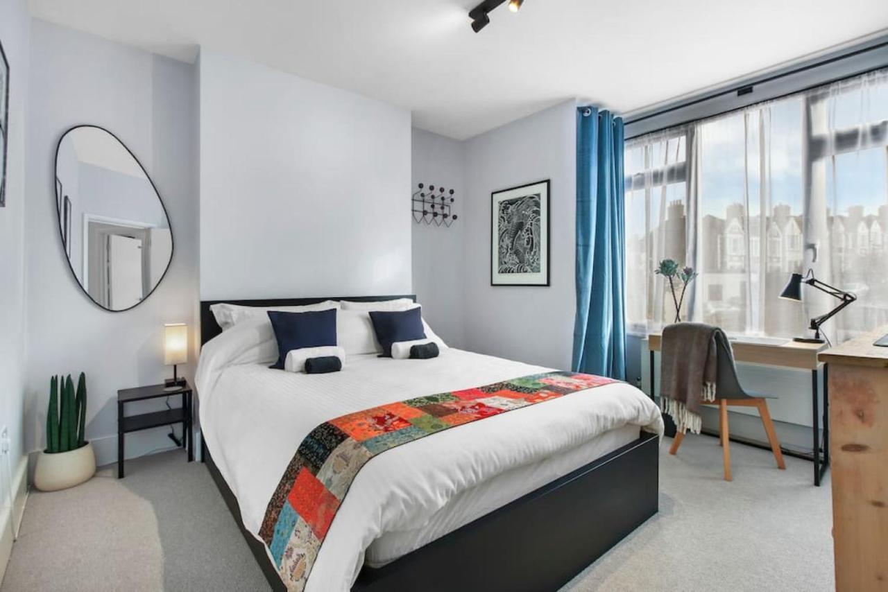 Modern Double Bedroom In City Apartment Room 1 London Eksteriør billede