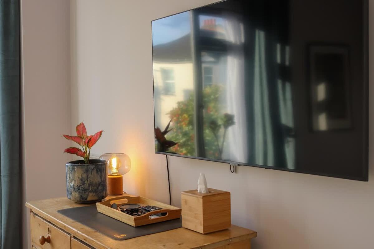 Modern Double Bedroom In City Apartment Room 1 London Eksteriør billede