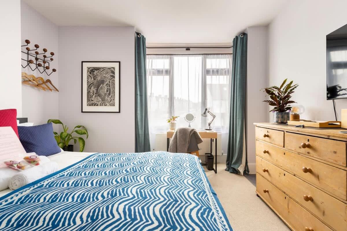 Modern Double Bedroom In City Apartment Room 1 London Eksteriør billede