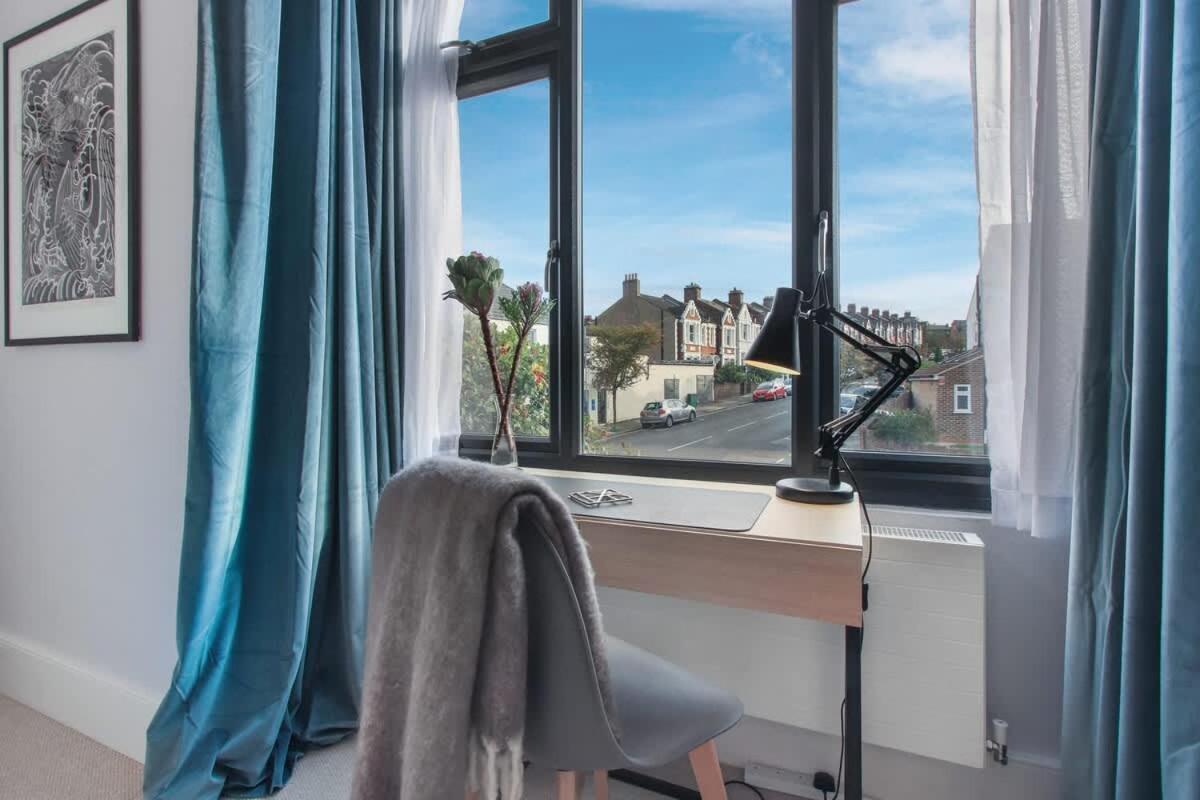 Modern Double Bedroom In City Apartment Room 1 London Eksteriør billede